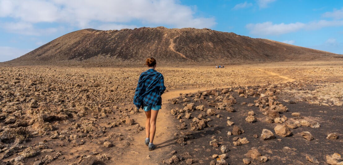 Frau auf Wanderung durch Fuerteventuras Vulkanlandschaft