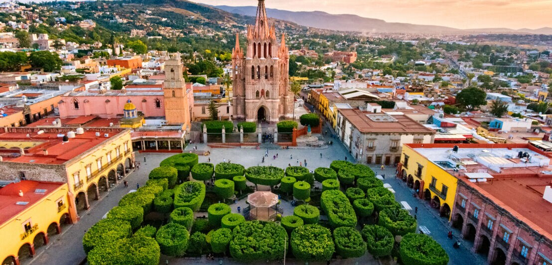Luftaufnahme von San Miguel de Allende in Mexiko, in der Bildmitte eine Kirche und ein Park