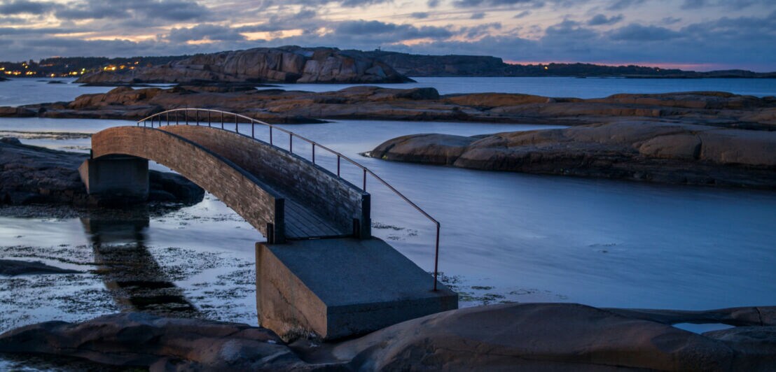 Blick auf eine Brücke an der norwegischen Küste