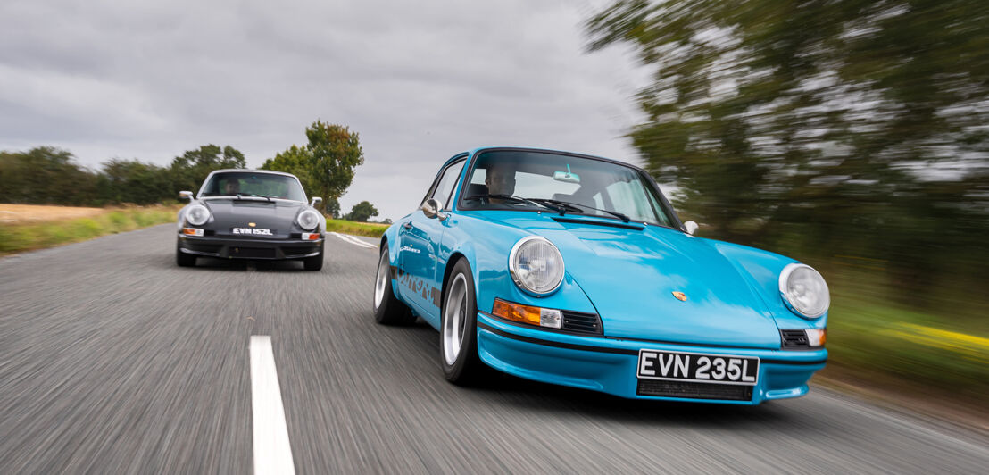 Zwei Porsche auf einer Straße