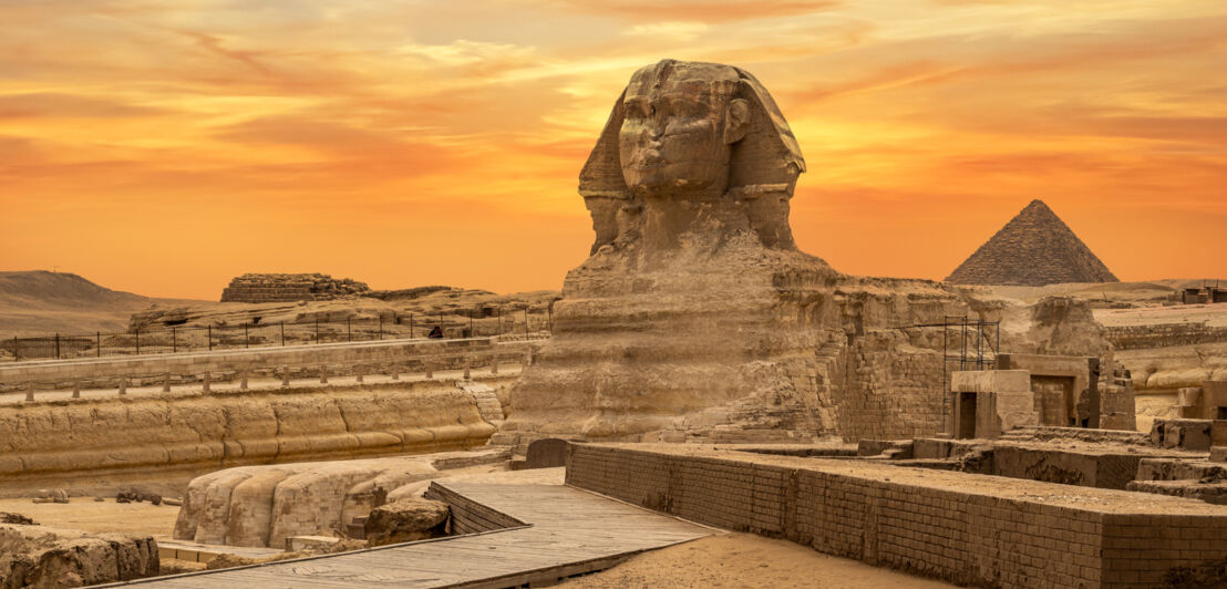 Die Sphinx-Statue vor den Pyramiden von Gizeh im goldenen Sonnenlicht