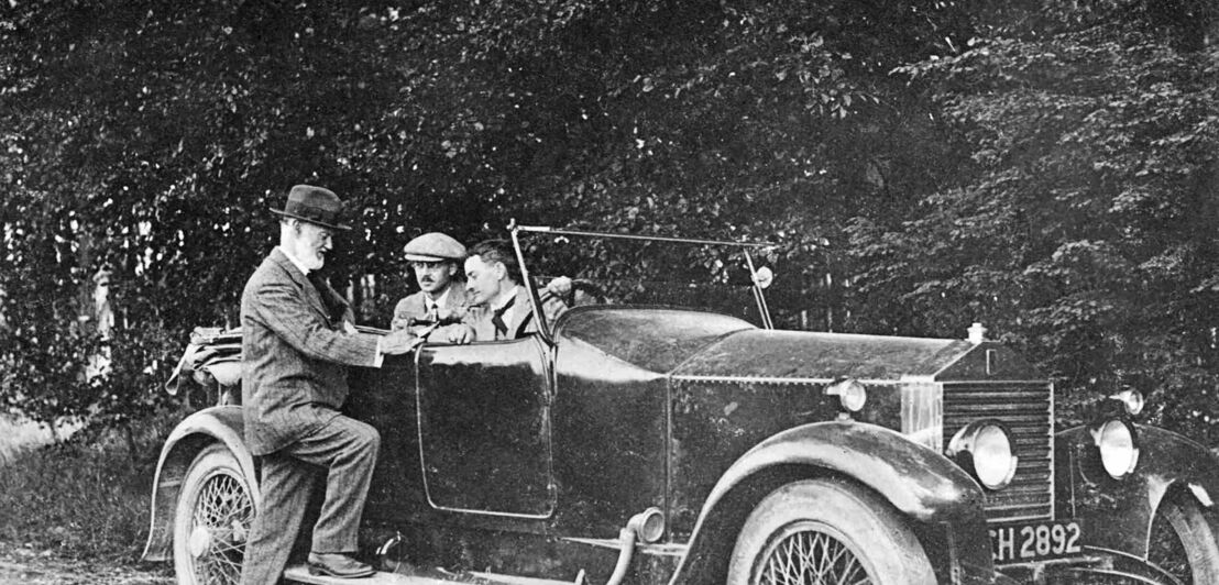 Historische Foto eines alten Autos mit drei Männern
