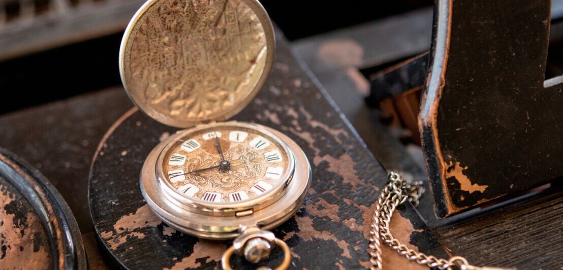 Vintage-Uhr an einer Kette