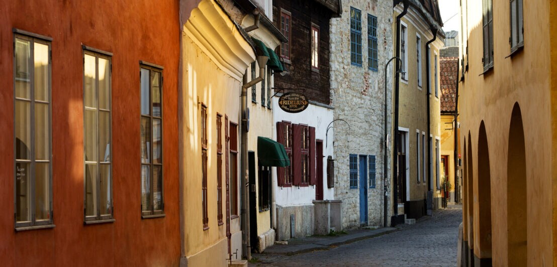 Blick in eine historische Gasse im schwedischen Visby mit alten Hausfassaden aus Stein.