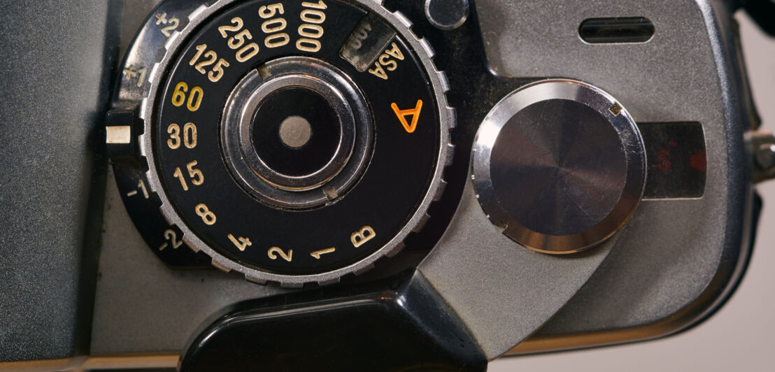 Detailaufnahme des ASA-Einstellungsrads einer analogen Kamera