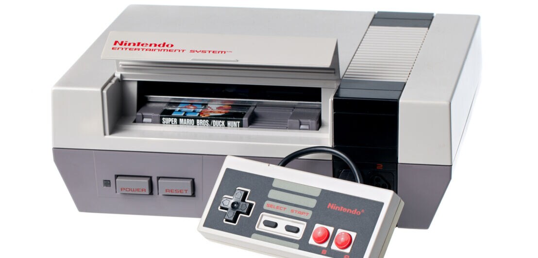 Produktfoto eines Nintendo Entertainment Systems, kurz NES