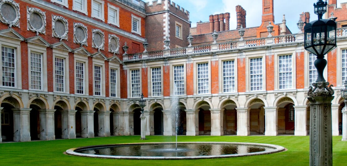 Außenaufnahme des Hampton Court Palace in Großbritannien