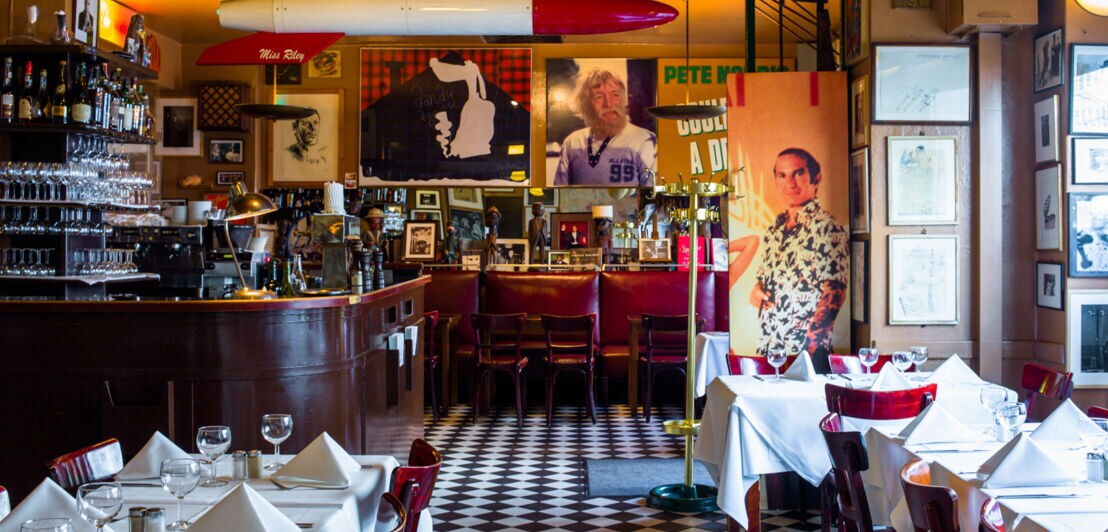 Blick auf gedeckte Tische und die Theke in der Bar Paris