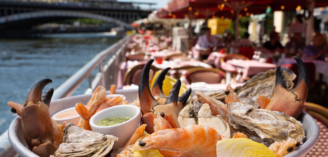 Meeresfrüchte auf einer Platte im französischen Restaurant Ganymed in Berlin