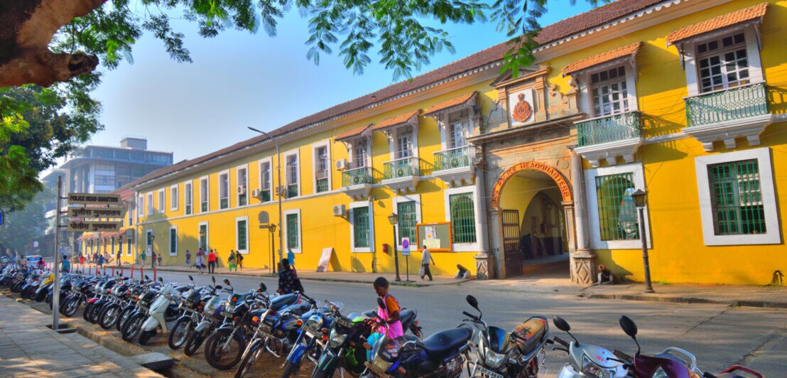 Motorräder und Roller vor malerischer, portugiesischer Architektur im Viertel Fontainhas in Panaji