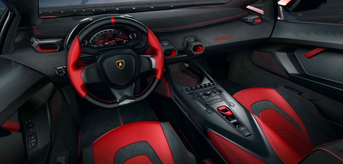 Cockpit eines Lamborghinis in Rot und Schwarz
