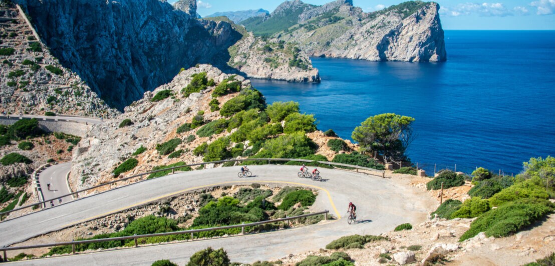 Menschen auf dem Rennrad auf Mallorca auf Serpentinen am Cap Formentor