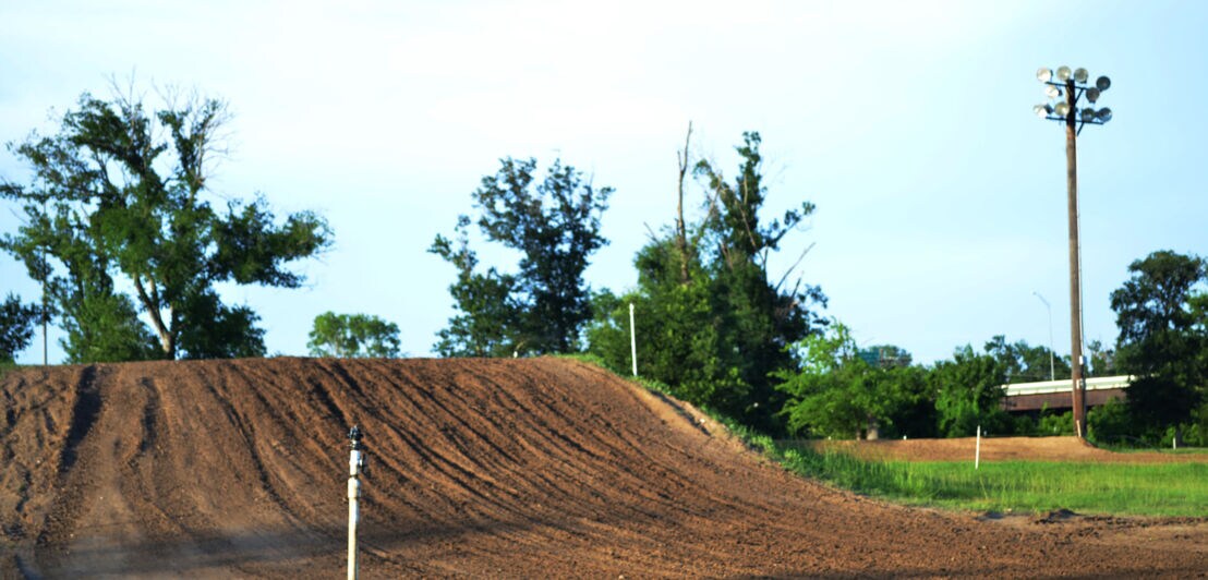Ein Teil einer Motocross-Strecke, der einen Hügel zeigt