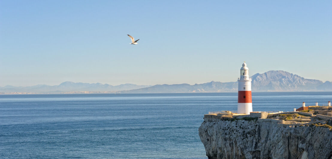 Leuchtturm auf einer Klippe an der Meerenge von Gibraltar