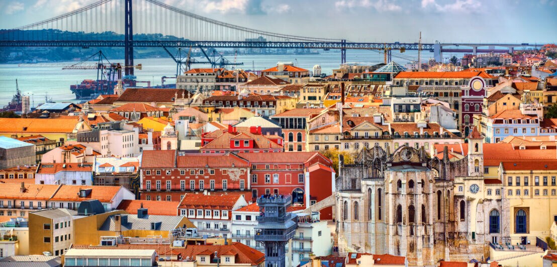 Stadtpanorama von Lissabon mit Brücke im Hintergrund