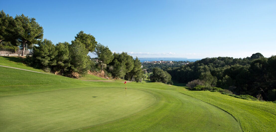 Ausblick vom Golfklub Bendinat auf ein Green und das Mittelmeer