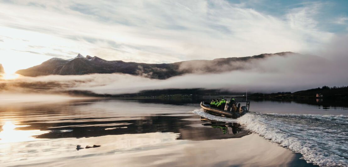 Ein kleines, motorisiertes Boot fährt über den Saltstraumen