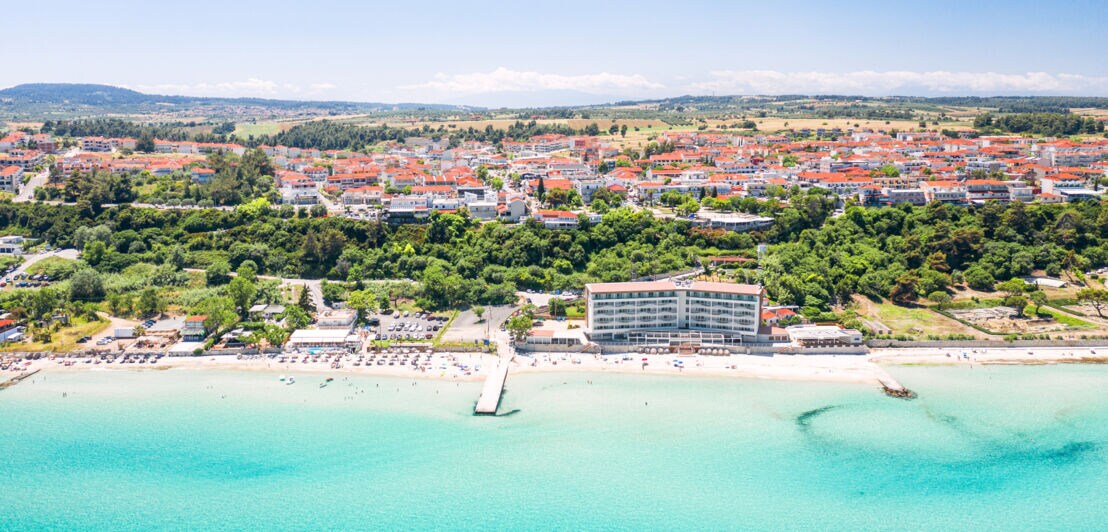 Panoramaaufnahme aus der Vogelperspektive eines Strandabschnitts auf Thessaloniki