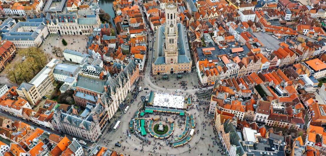 Luftbild der mittelalterlichen Altstadt von Brügge mit Kirche und Marktplatz im Zentrum.