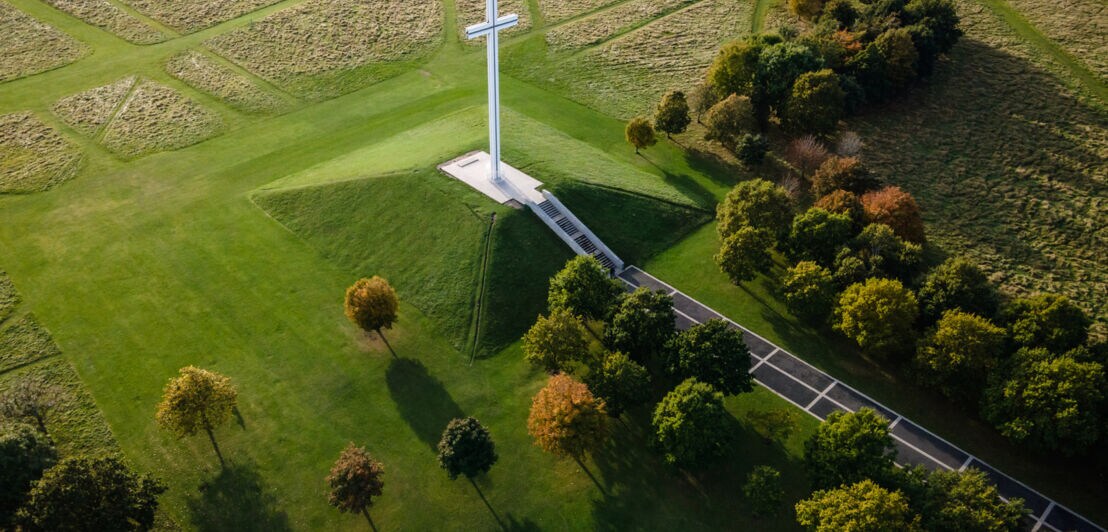 Luftaufnahme von einem weißen Kreuz auf einem künstlich angelegten Hügel im Phoenix Park in Dublin