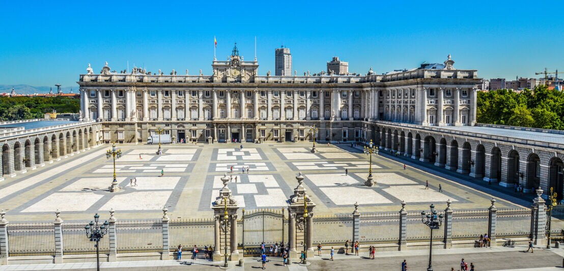 Blick von oben auf den Palacio Real mit seinem großen Vorplatz. 