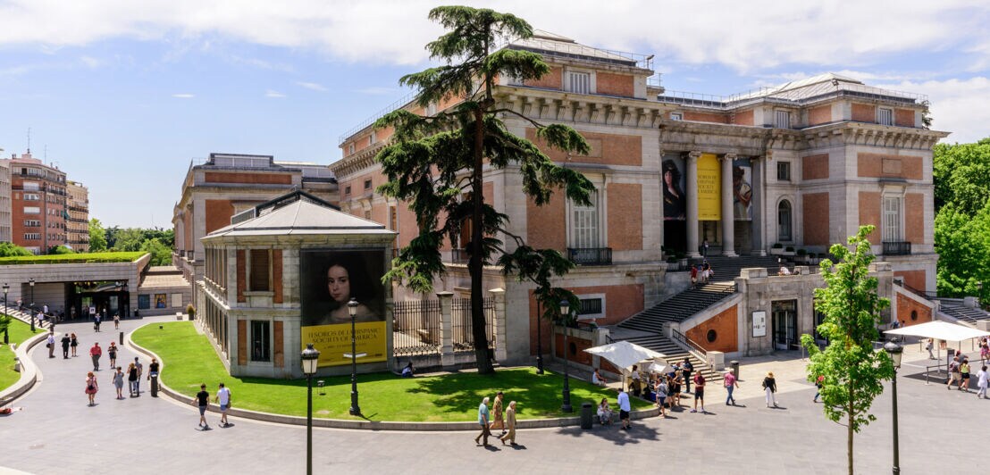 Außenfassade des Museo del Prado bei Sonnenschein.
