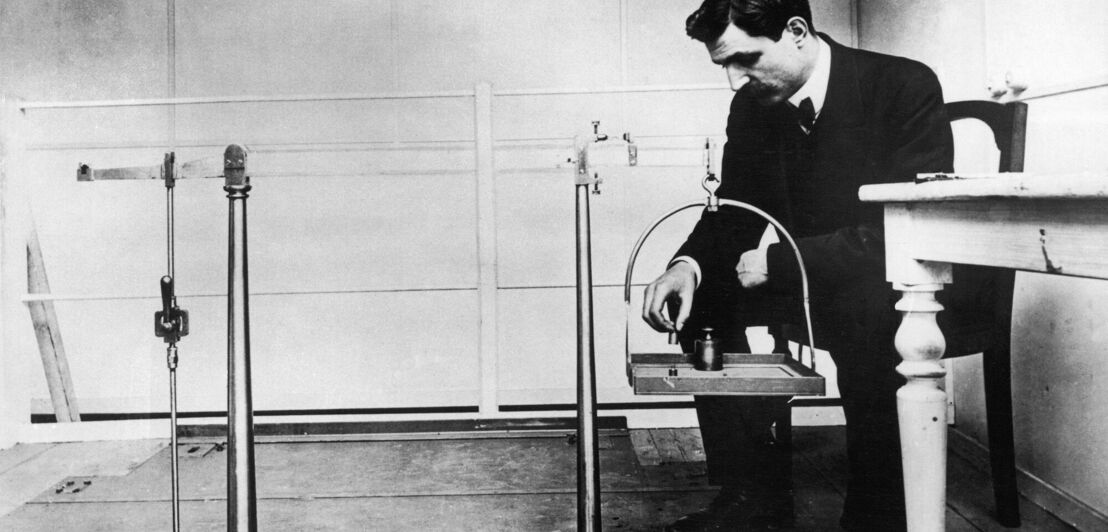 Der junge Gustave Eiffel führt ein Experiment in einem Raum durch, Schwarzweißaufnahme