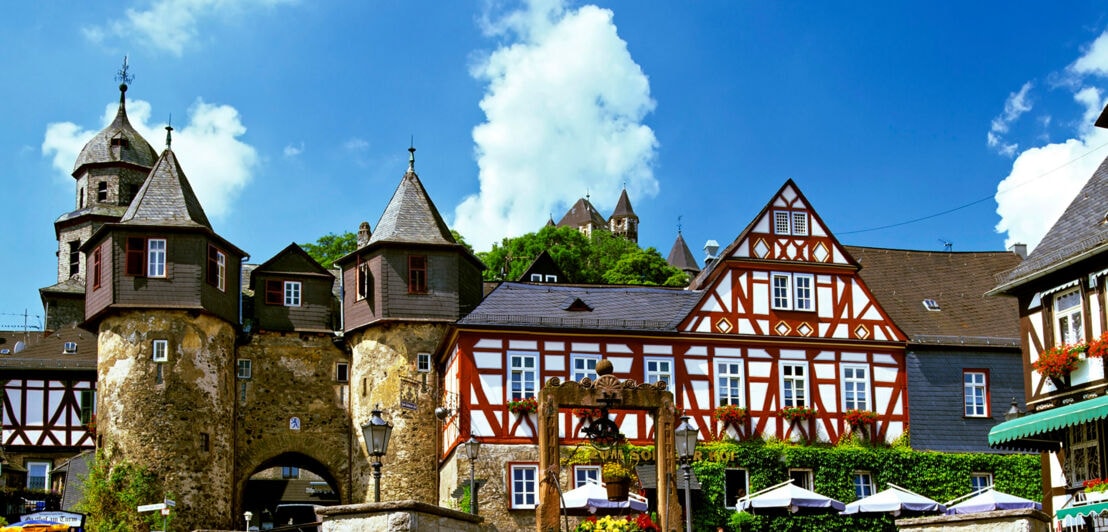 Altstadt von Braunfels mit Burgtor und Fachwerkhäusern.