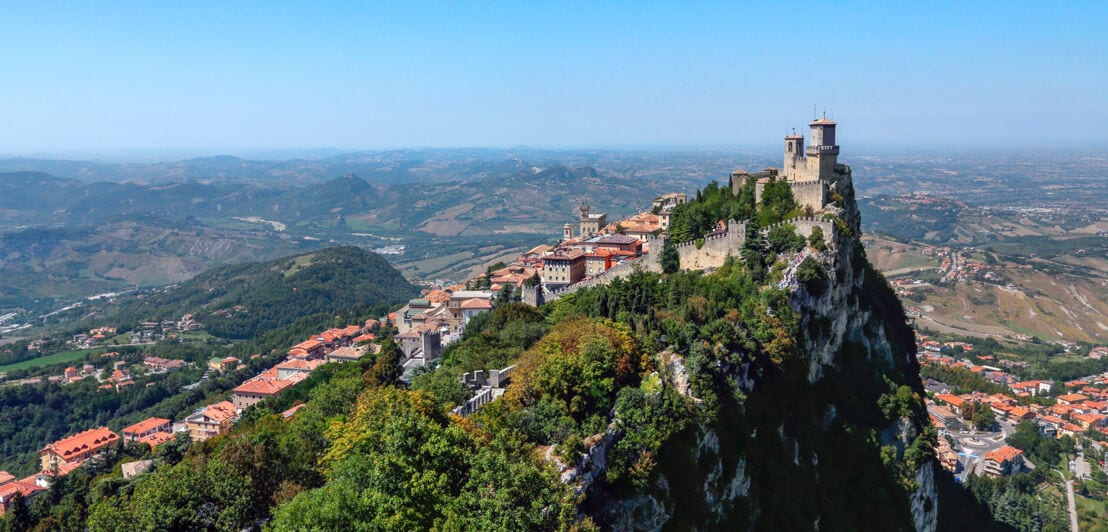 Luftaufnahme einer Burg auf dem Berg Titano in San Marino.
