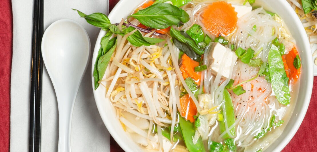 Blick auf Teller mit klassischer vietnamesischer Gemüsesuppe