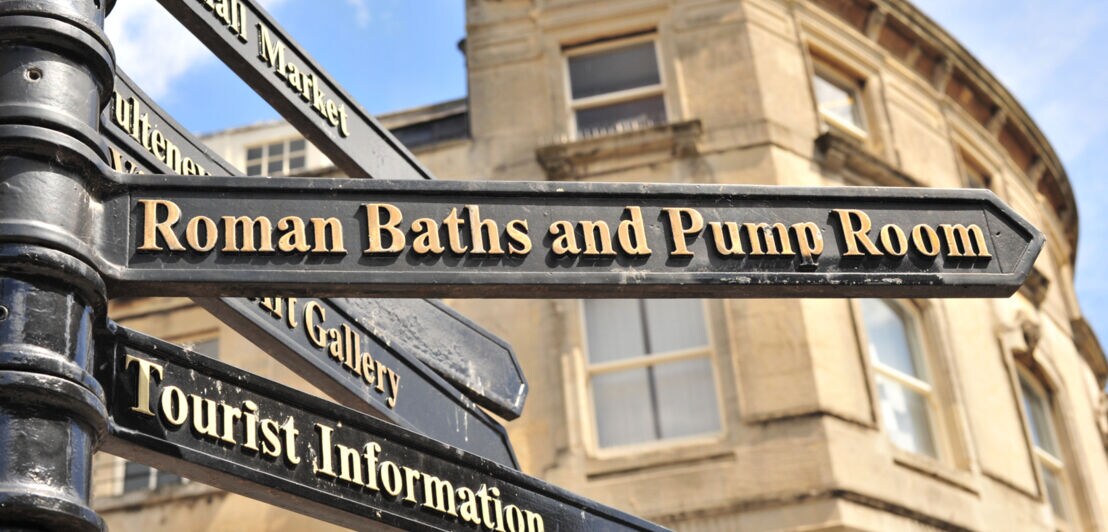 Aufnahme eines historischen Straßenschildes in Bath