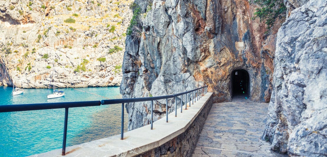 Promenade, die durch einen in den Fels geschlagenen Tunnel führt