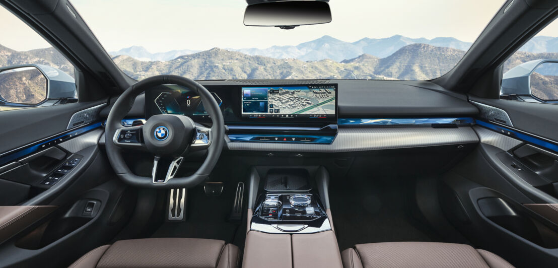 Blick in den Innenraum des BMW i5.