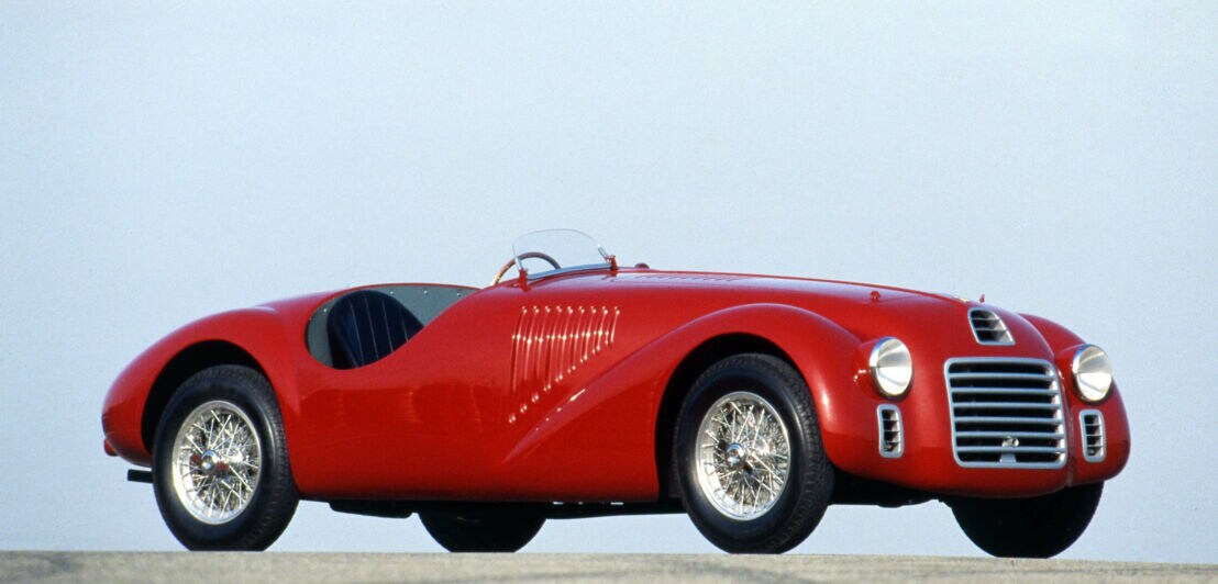 Ein rotes Oldtimermodell des Autoherstellers Ferrari
