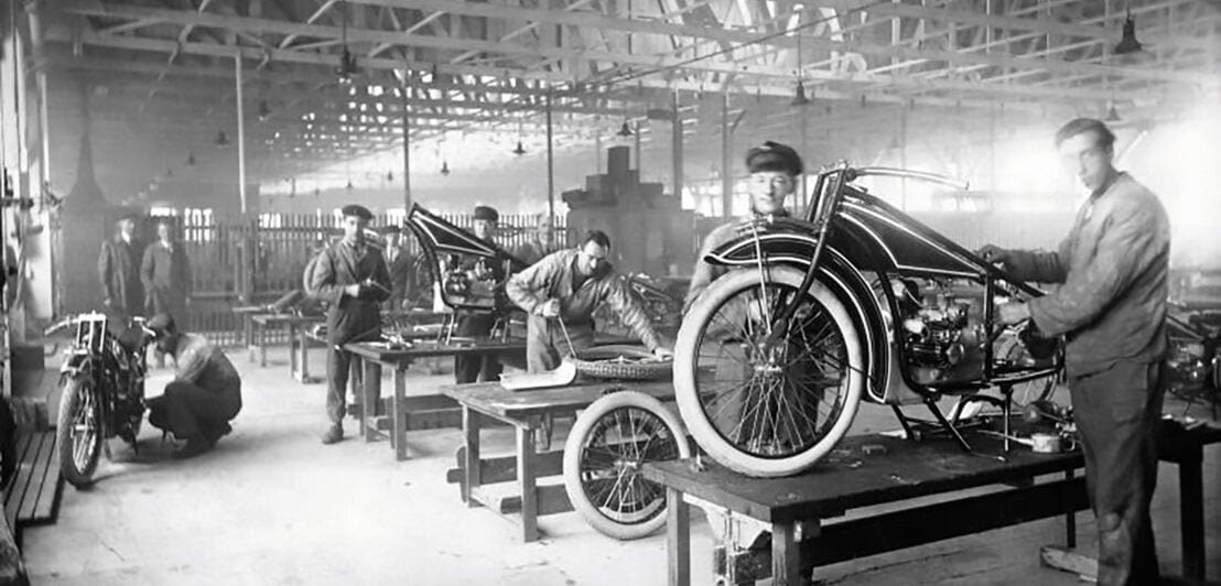 Historische Schwarzweißaufnahme der Herstellung eines BMW-Motorrad R 32 im BMW-Werk mit Arbeitern