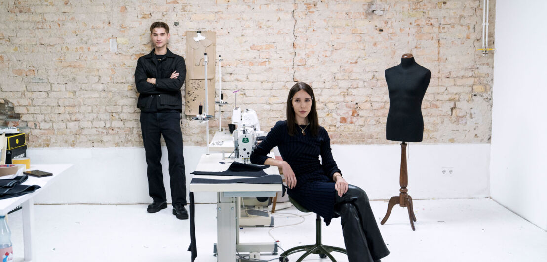 Die Label-Gründer Rosa Marga Dahl und Jacob Langemeyer in einem Atelier.