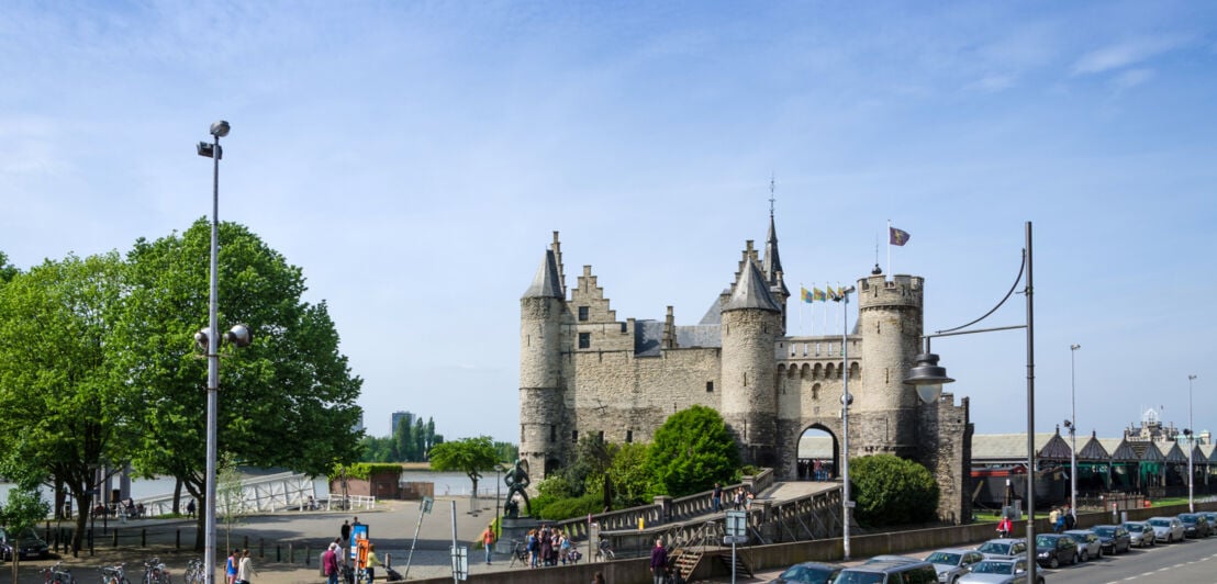 Eine historische Burg an einer Straße