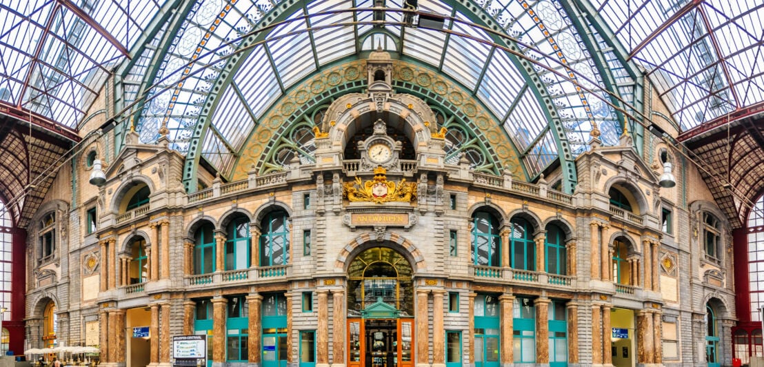 Blick auf die historische Fassade des glasüberwölbten Hauptbahnhofs in Antwerpen