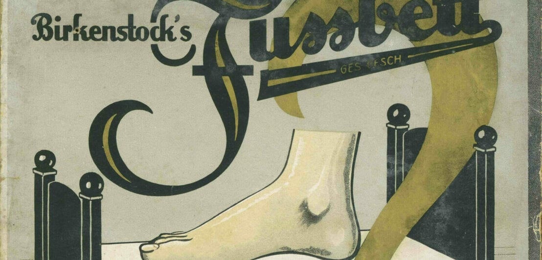 Ein historisches Birkenstock-Plakat mit einer Illustration, die einen Fuß auf einem Bett zeigt