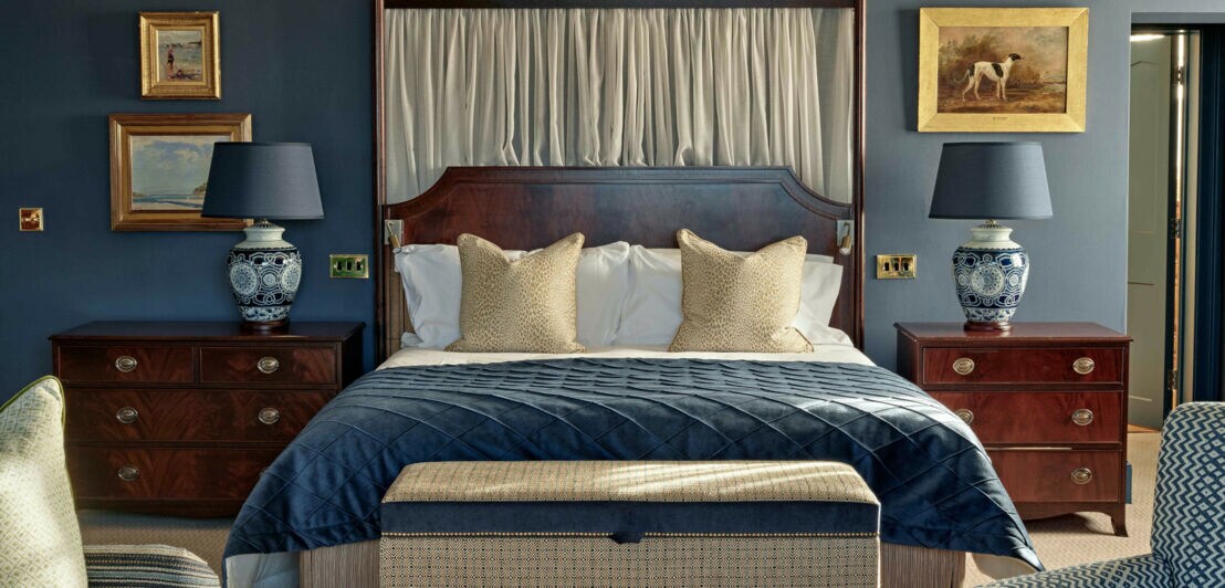 Ein nobles und gemütliches Hotelzimmer im britischen Stil mit blauen Accessoires