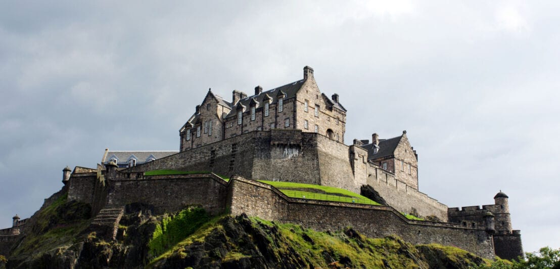 Das historische Wahrzeichen Edinburgh Castle in Schottland vom Fuße des Hügels fotografiert