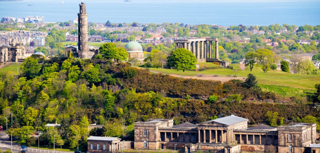 Luftaufnahme von Calton Hill in Edinburgh, Schottland