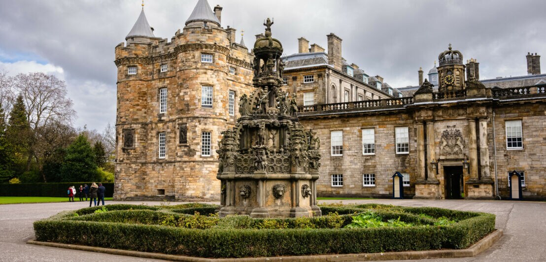 Der Brunnen und der Innenhof des Holyrood Palace in Edinburgh