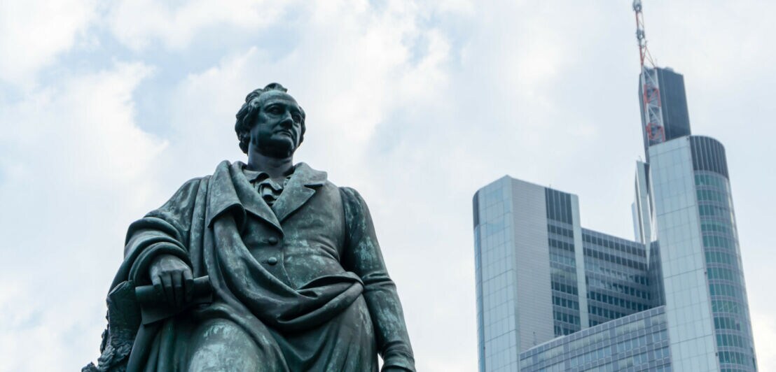Statue von Johann Wolfgang von Goethe mit modernem Hochhaus im Hintergrund