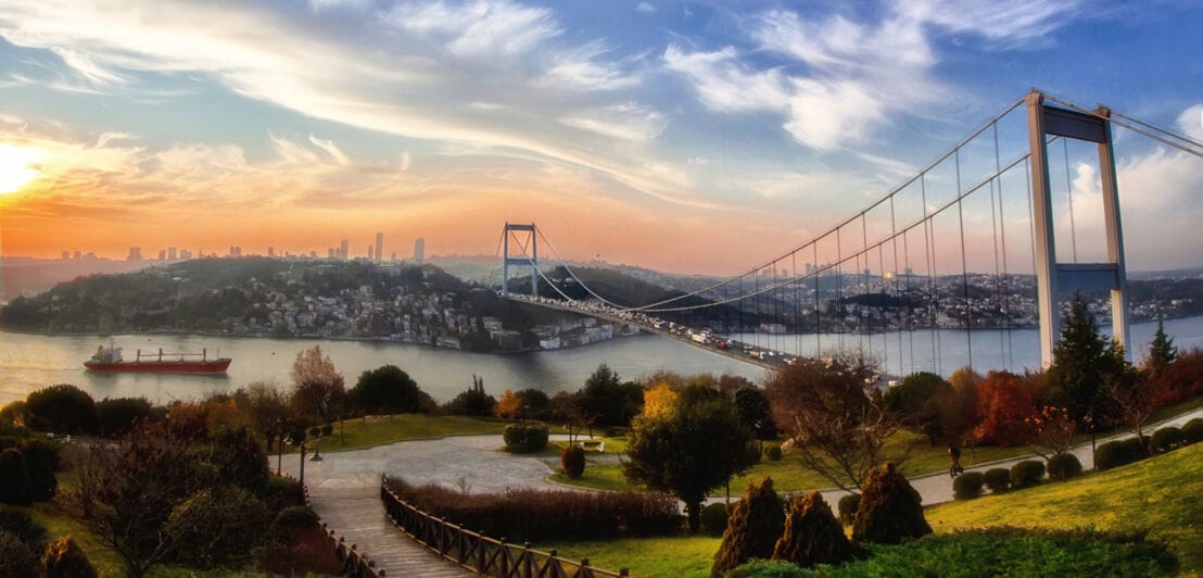 Stadtpanorama von Istanbul mit Bosporusbrücke bei Sonnenuntergang