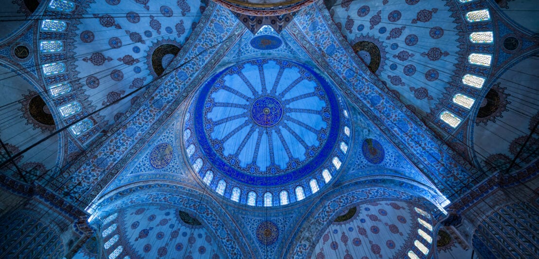 Innenansicht der Kuppel der Sultan-Ahmed-Moschee mit blauen Kacheln