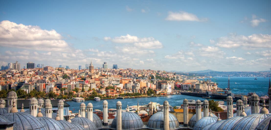Stadtpanorama von Istanbul mit Minaretten im Vordergrund