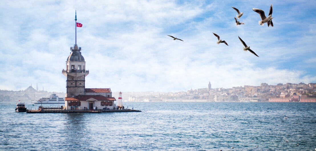 Leuchtturm auf einer kleinen Insel vor Istanbul