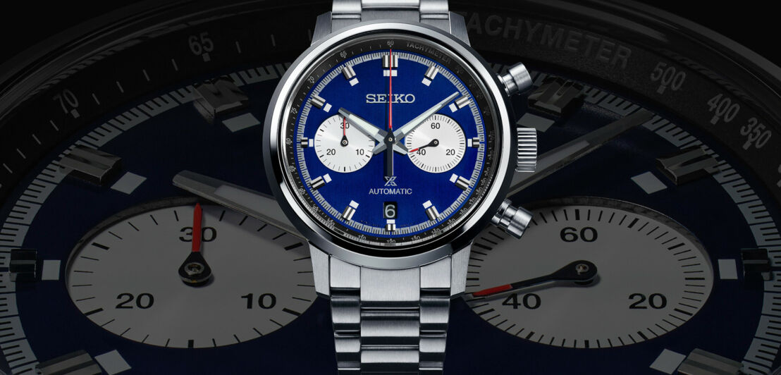 Frontales Close-up einer Seiko-Uhr mit blauem Zifferblatt und metallenem Gliederarmband