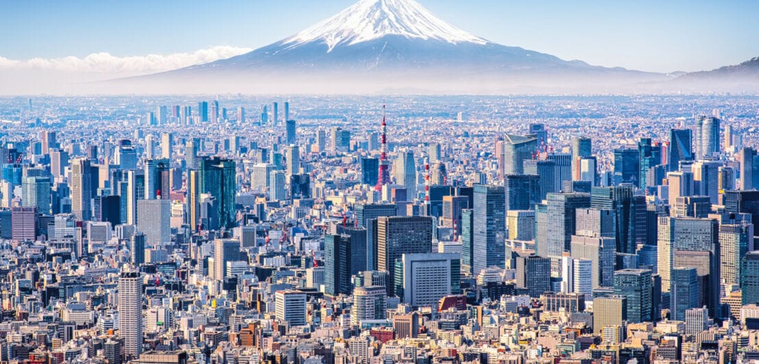 Luftaufnahme der Skyline von Tokio mit Mount Fuji im Hintergrund